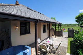Holiday Cottage Reviews for Mallard, Willowfield Lake Cottages - Self Catering Property in Braunton, Devon