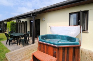 Holiday Cottage Reviews for Swallow, Willowfield Lake Cottages - Cottage Holiday in Braunton, Devon