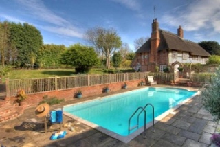 Holiday Cottage Reviews for Farmhouse with Swimming Pool - Self Catering Property in Sittingbourne, Kent