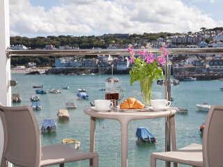 Holiday Cottage Reviews for The Poop Deck, 3 Harbour House - Self Catering in St Ives, Cornwall inc Scilly
