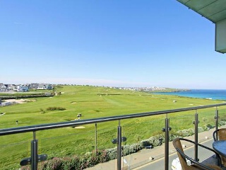 Holiday Cottage Reviews for Fistral Penthouse, 52 Zinc - Cottage Holiday in Newquay, Cornwall inc Scilly