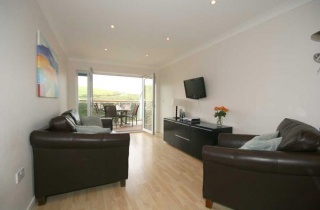 Holiday Cottage Reviews for Waves 21 - Self Catering Property in Watergate Bay, Cornwall inc Scilly