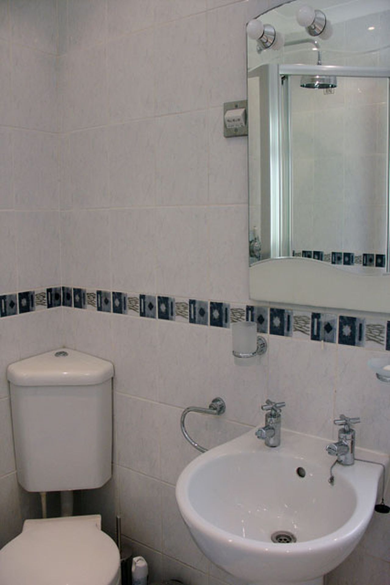 1 Gwelenys Road Bathroom