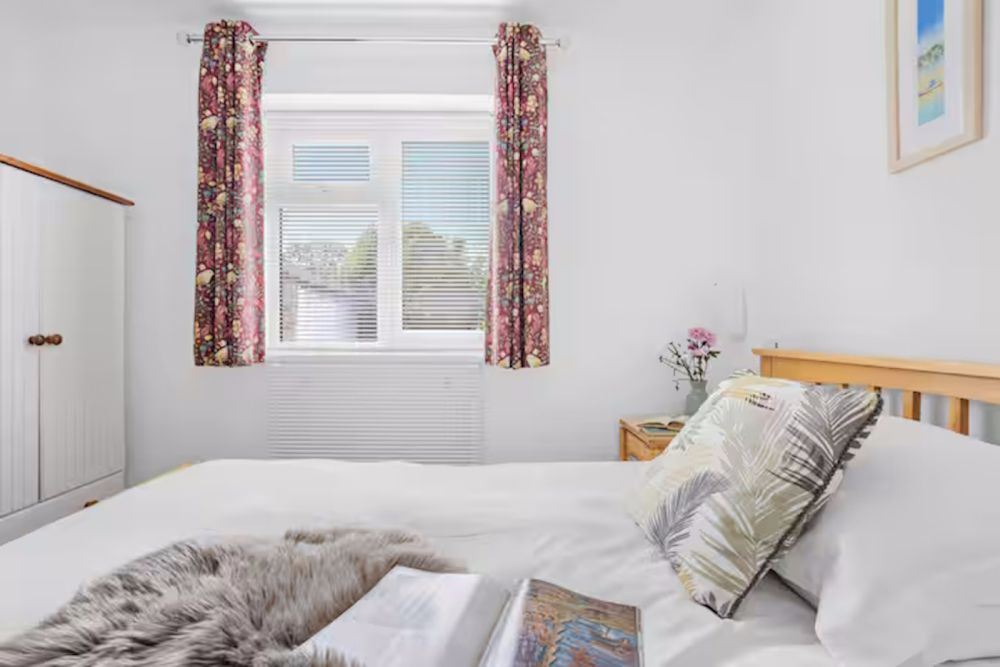 23smalldoublebedroom1