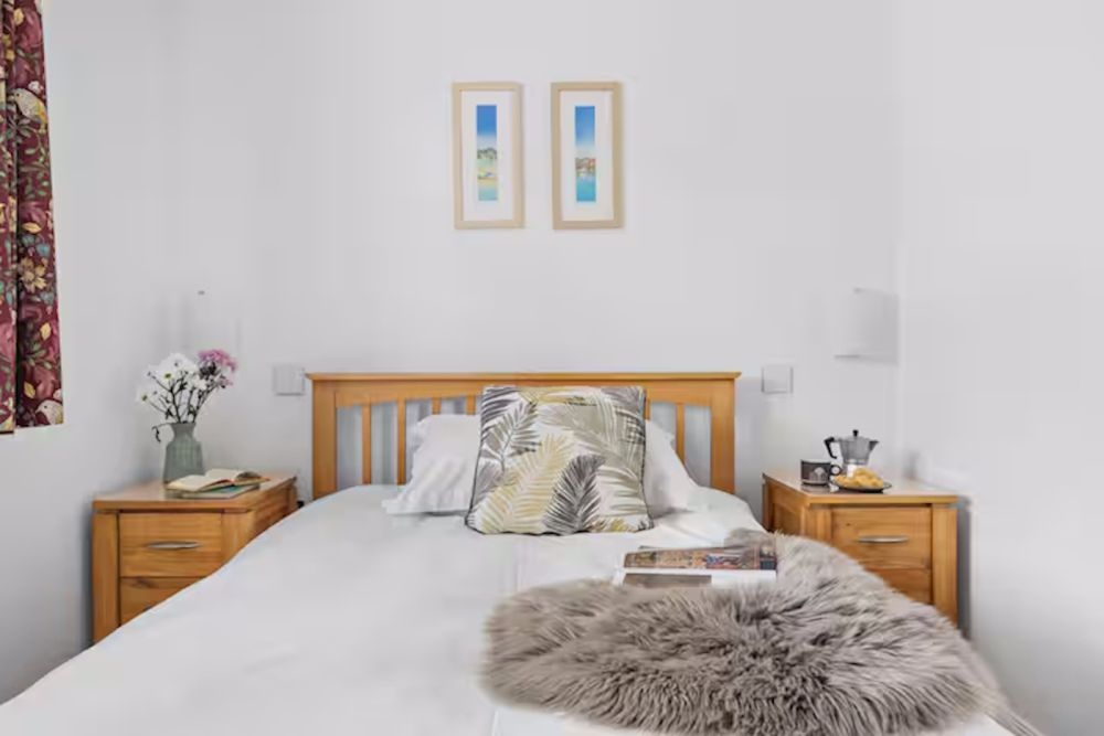 24smalldoublebedroom4
