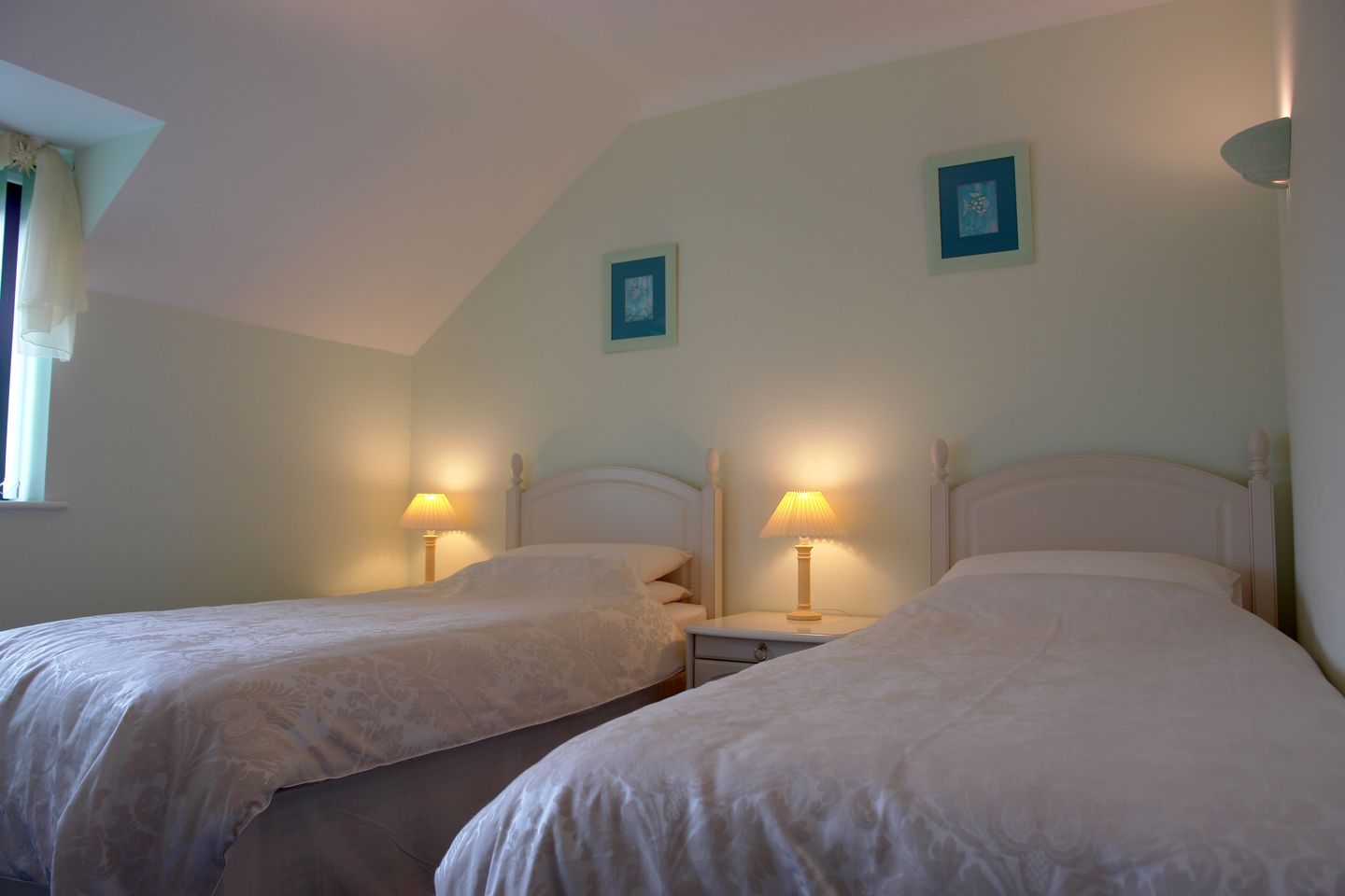 35 Lower Stables Maenporth Twin Bedroom