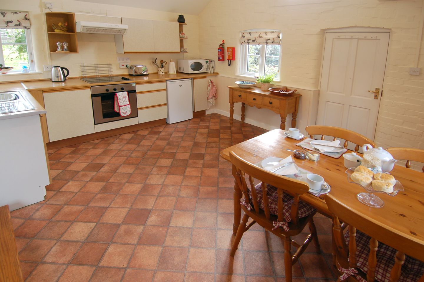 Annas Cottage Shillingford Dining Table In Kitchen