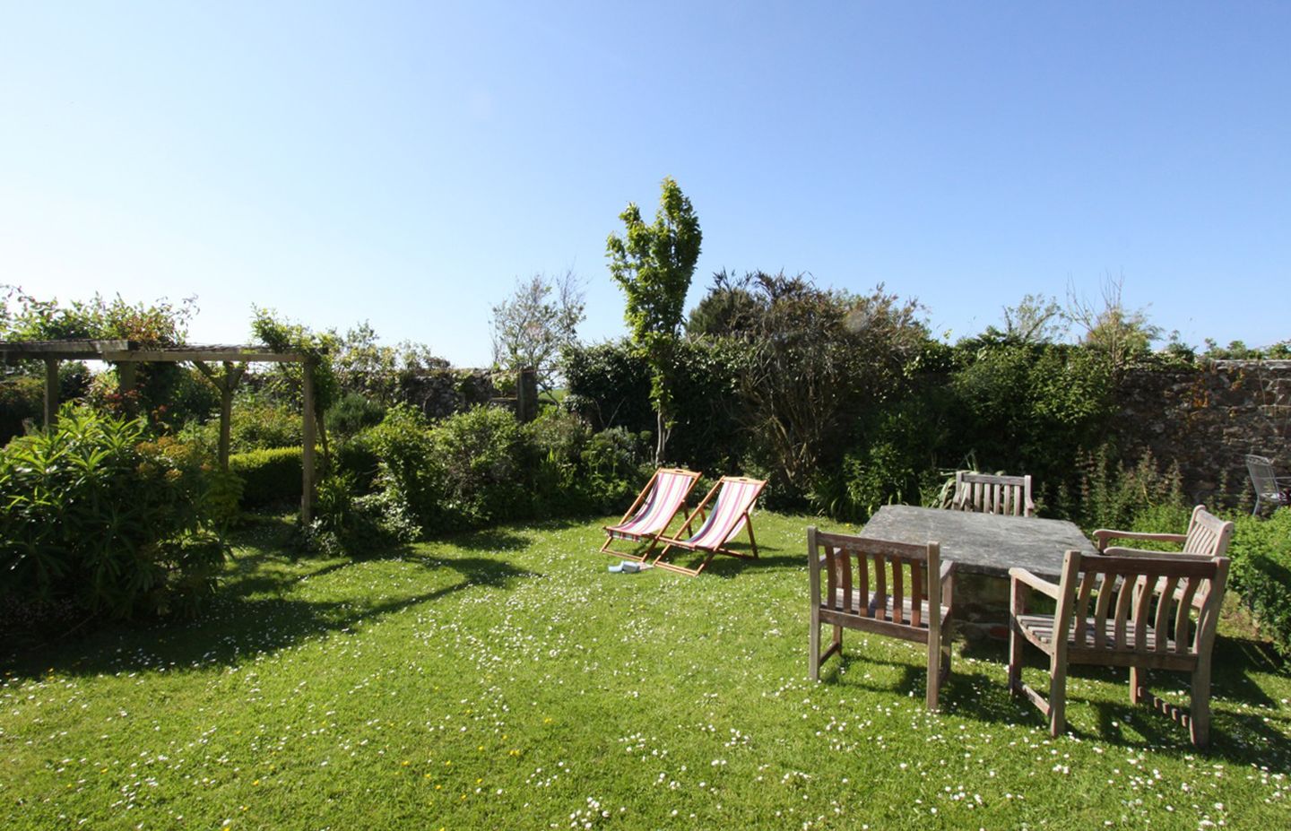 Barn Cottage Trelights Garden With Table And Chairs