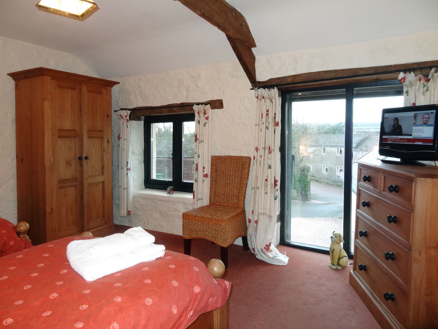 Carthorse Cottage Luton Twin Bedroom View
