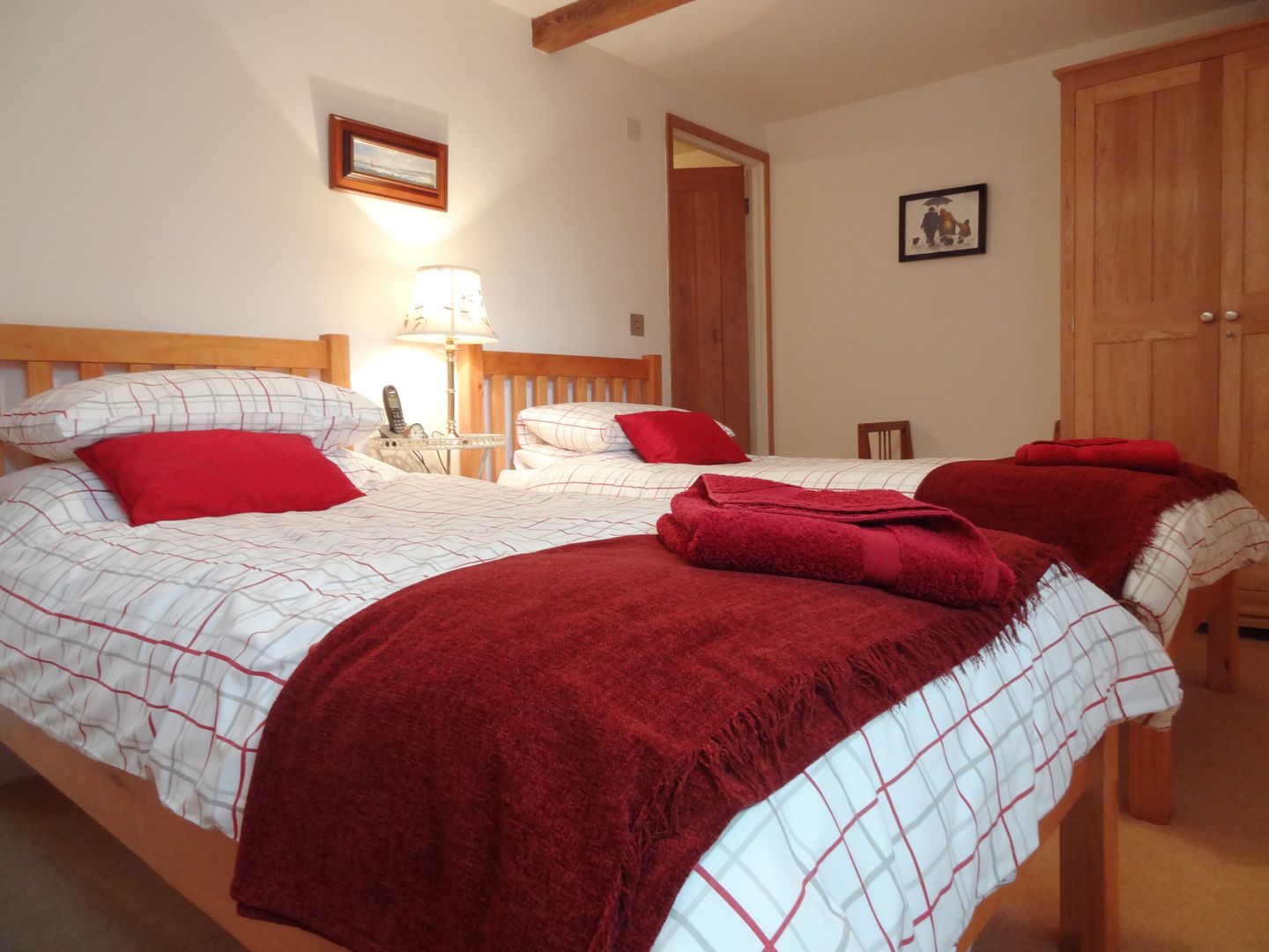 Crosscombe Barn Loddiswell Twin Bedroom