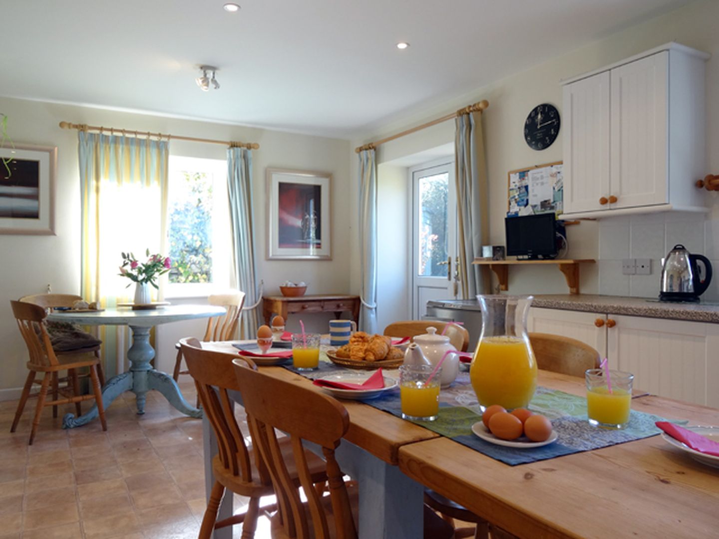 Halcyon Holiday Cottage Rosevine Breakfast Table