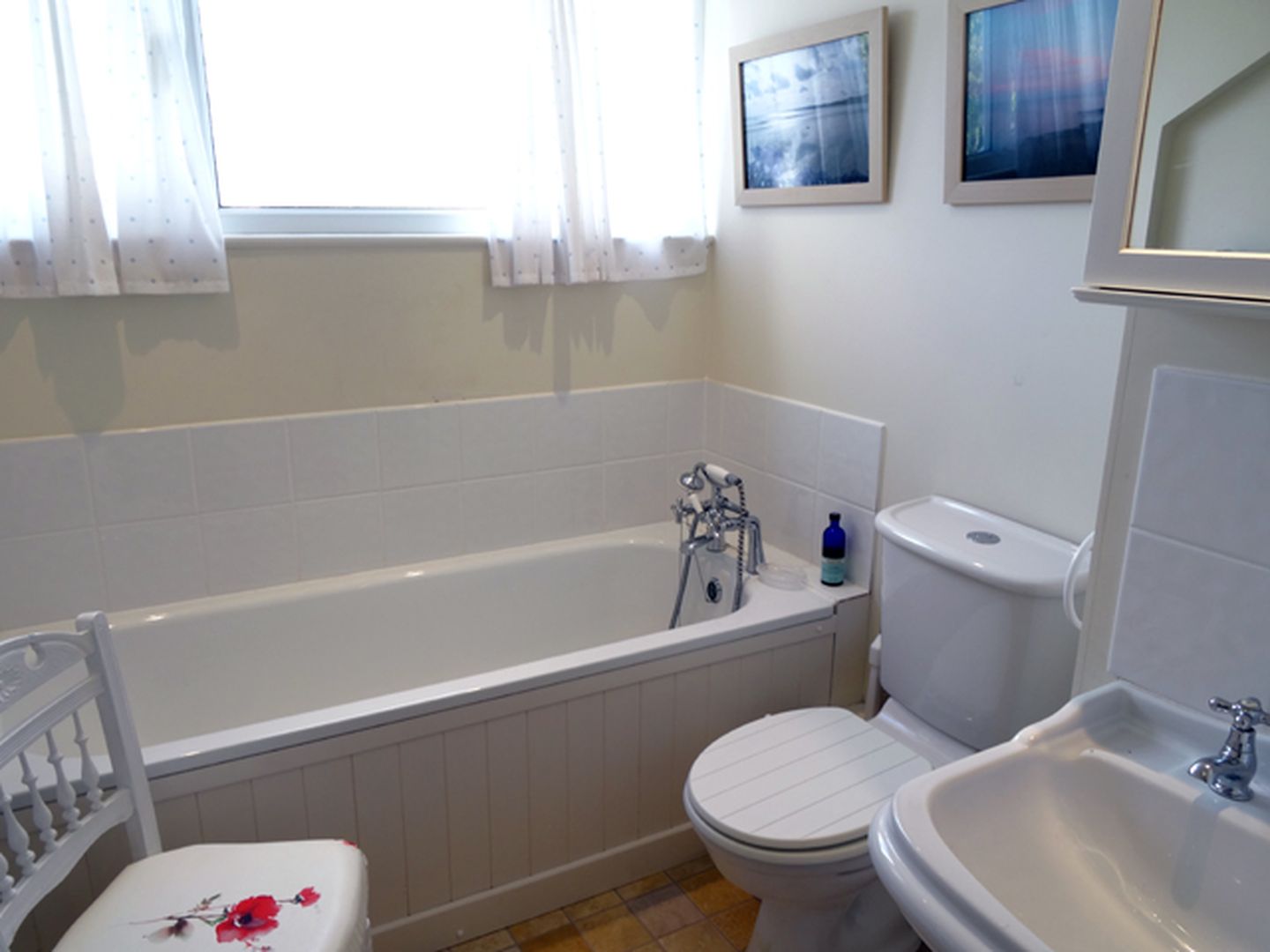 Halcyon Holiday Cottage Rosevine Family Bathroom