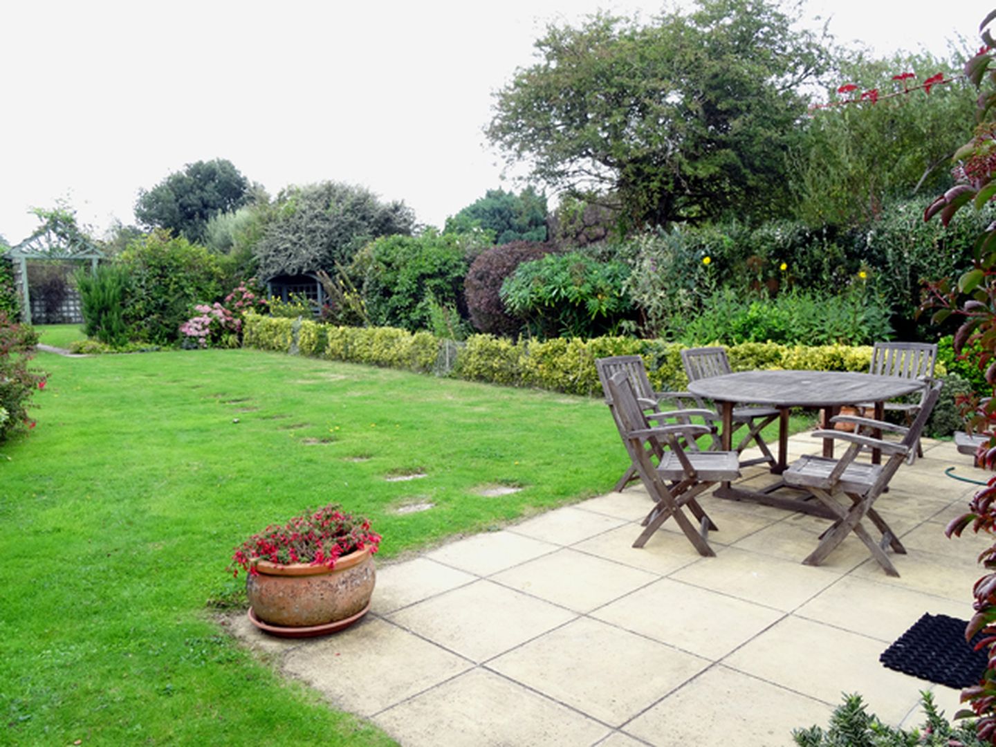 Halcyon Holiday Cottage Rosevine Garden With Patio