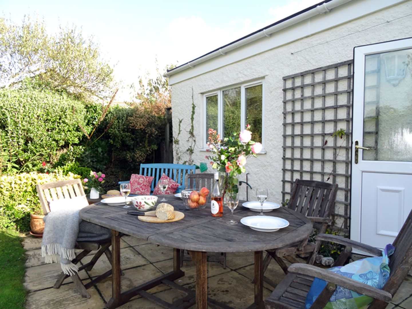 Halcyon Holiday Cottage Rosevine Patio Table