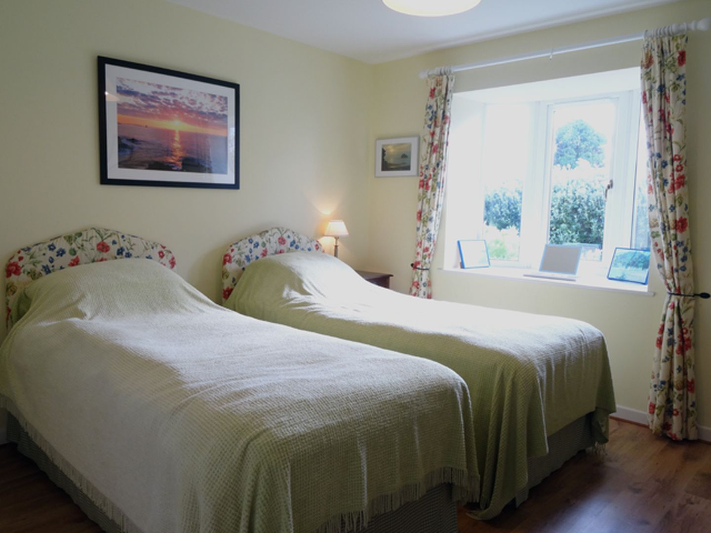 Halcyon Holiday Cottage Rosevine Twin Bedroom
