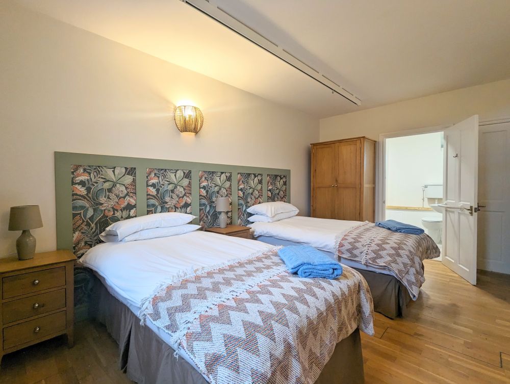 Kestrellodgedownstairsbaedroomwithensuite