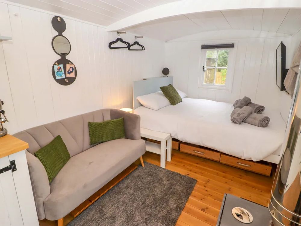 Kings Cwtch Shepherds Hut Cardiff4