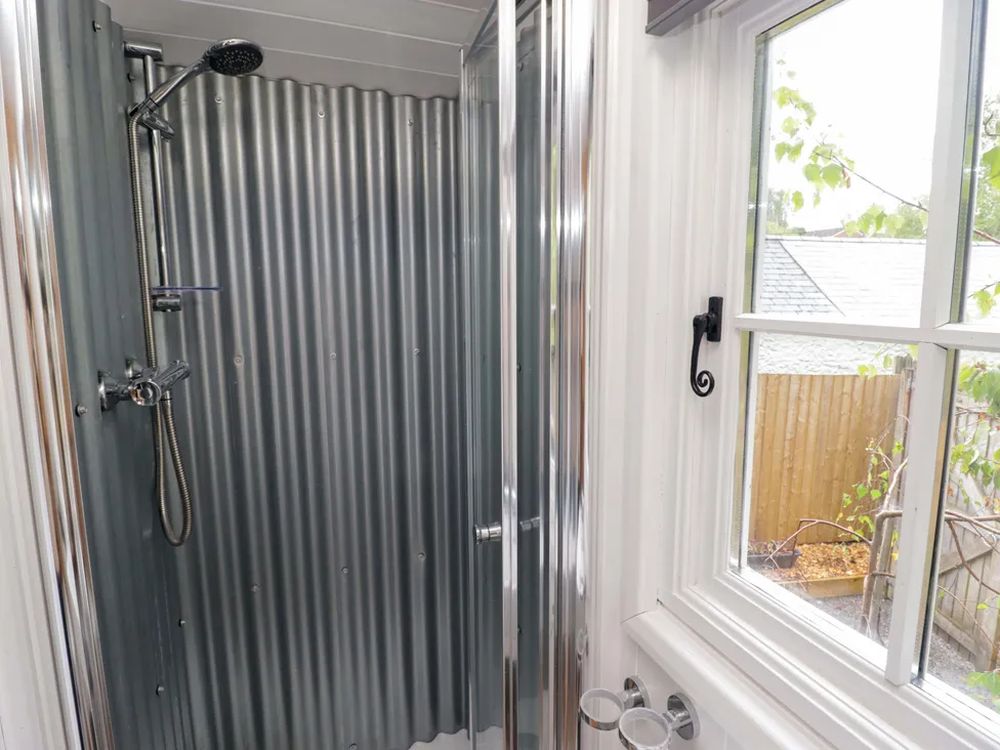 Kings Cwtch Shepherds Hut Cardiff6