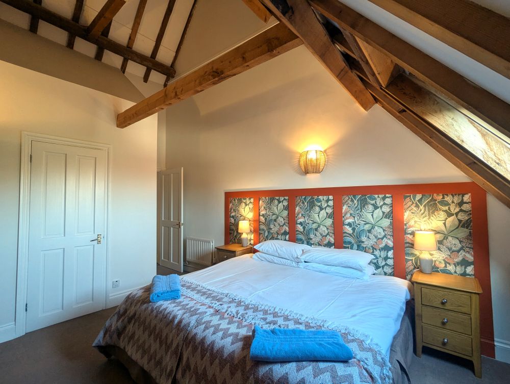 Kytelodgeupstairbedroomwithensuite