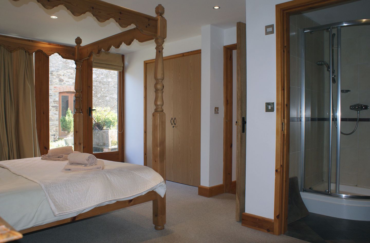 Maple Barn Holiday Cottage East Allington Double Bedroom Four Poster Bed