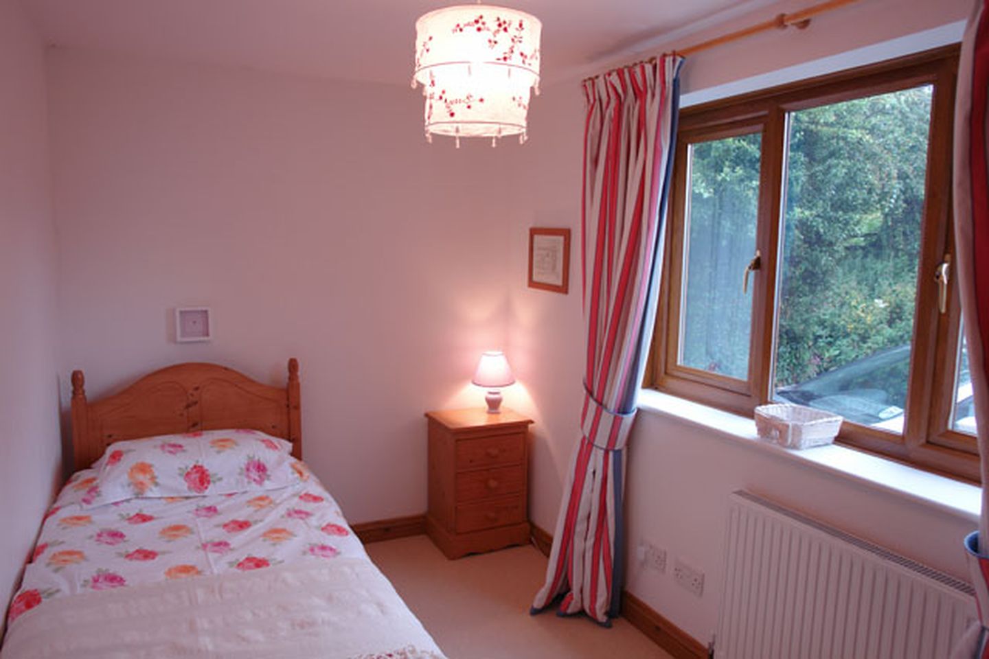 Orchard Cottage In Kingston Pink Single Bedroom