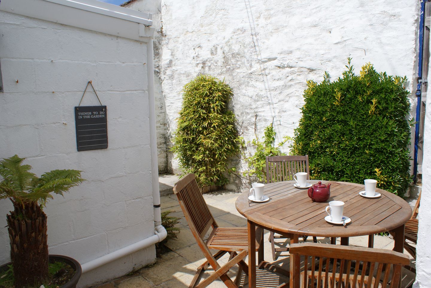 Prydes Cottage St Mawes Garden And Table