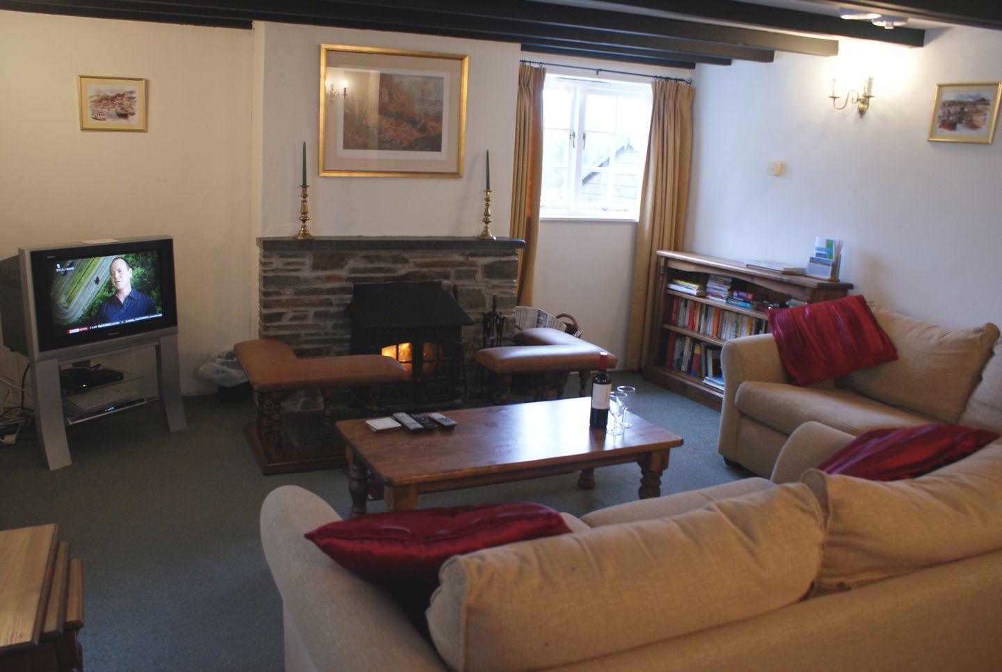 Rose Cottage Lounge Tv