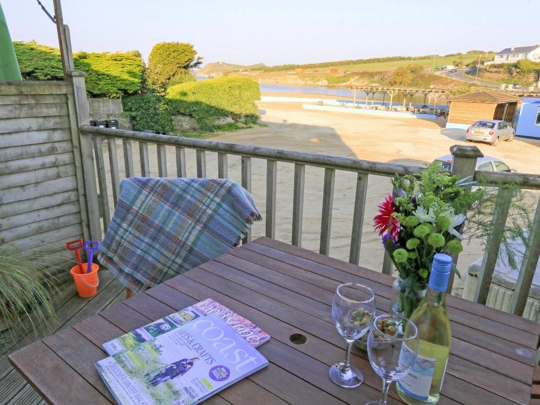 Holiday Cottage Reviews for Porth Beach House - Cottage Holiday in Newquay, Cornwall inc Scilly