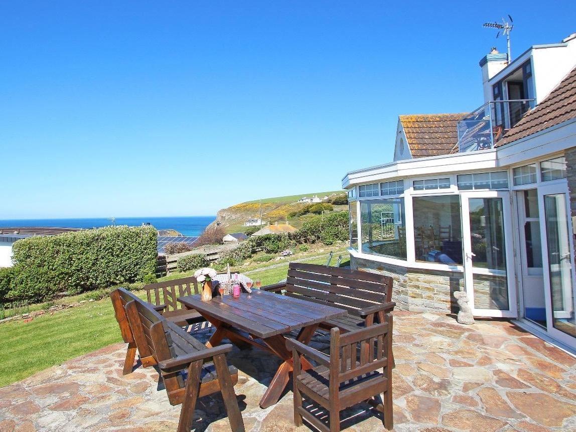 Holiday Cottage Reviews for Little Trelawns - Cottage Holiday in Mawgan Porth, Cornwall inc Scilly