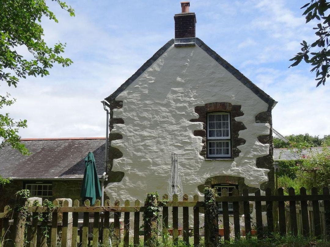 Holiday Cottage Reviews for Badger Cottage - Self Catering Property in Mawgan-in-meneage, Cornwall inc Scilly