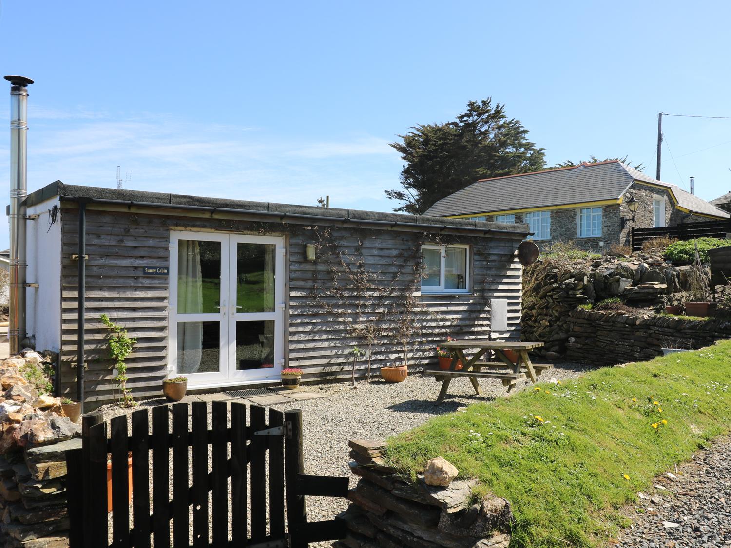 Holiday Cottage Reviews for Sunny Cabin - Cottage Holiday in Tintagel, Cornwall inc Scilly