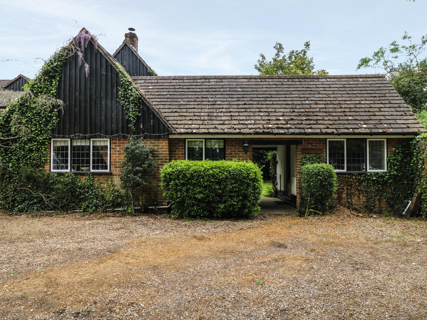 Holiday Cottage Reviews for Little Bunty Lodge - Holiday Cottage in Barton On Sea, Hampshire