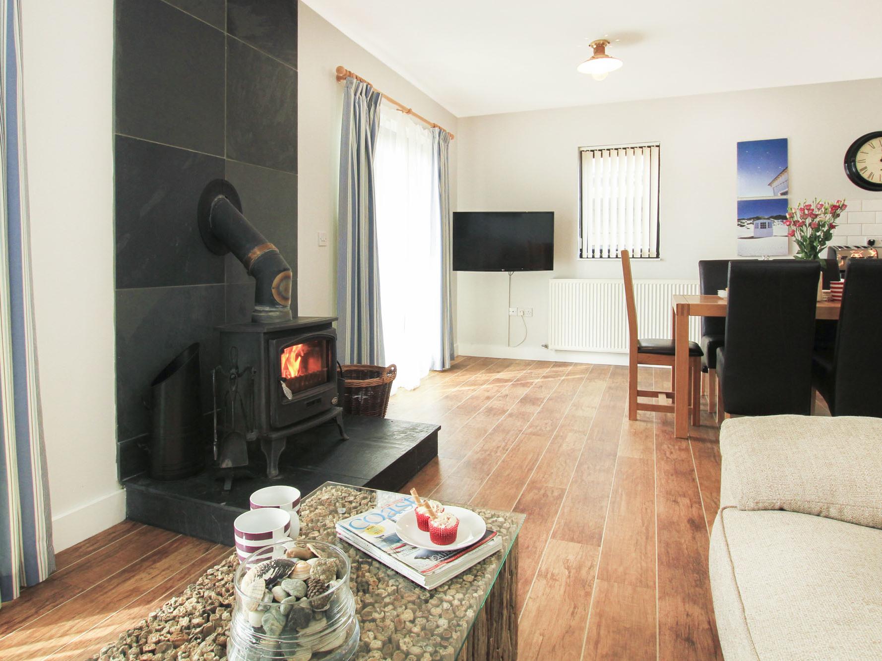 Holiday Cottage Reviews for Cowrie Cottage - Cottage Holiday in Rhosneigr, Isle Of Anglesey