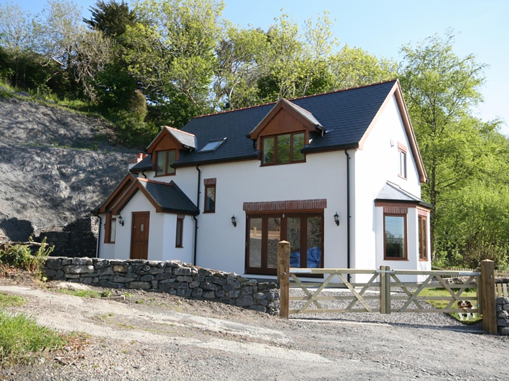 Holiday Cottage Reviews for Isfryn - Self Catering in Pentraeth, Isle Of Anglesey