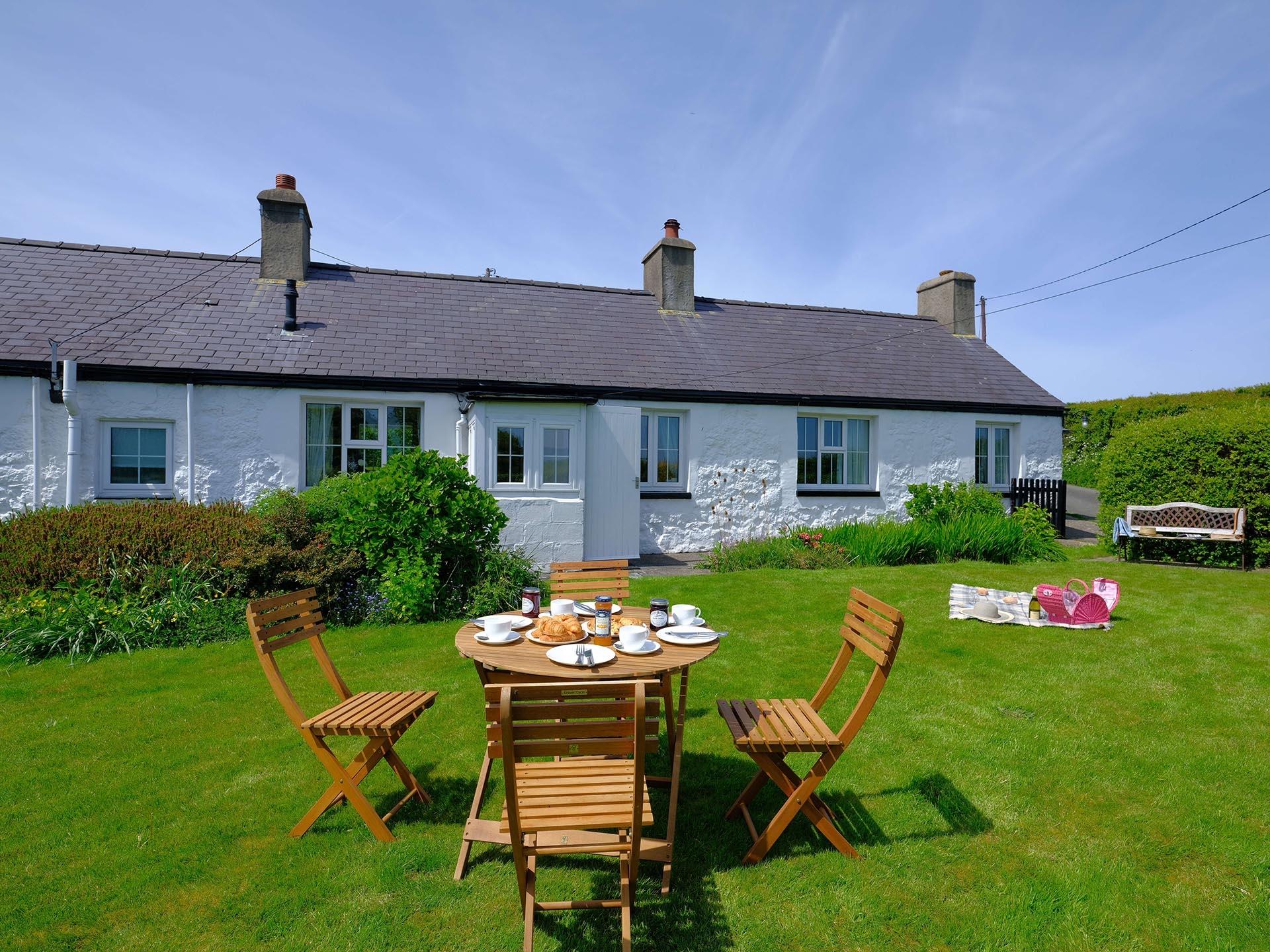 Holiday Cottage Reviews for Ty Hir - Self Catering Property in Llangoed, Isle Of Anglesey