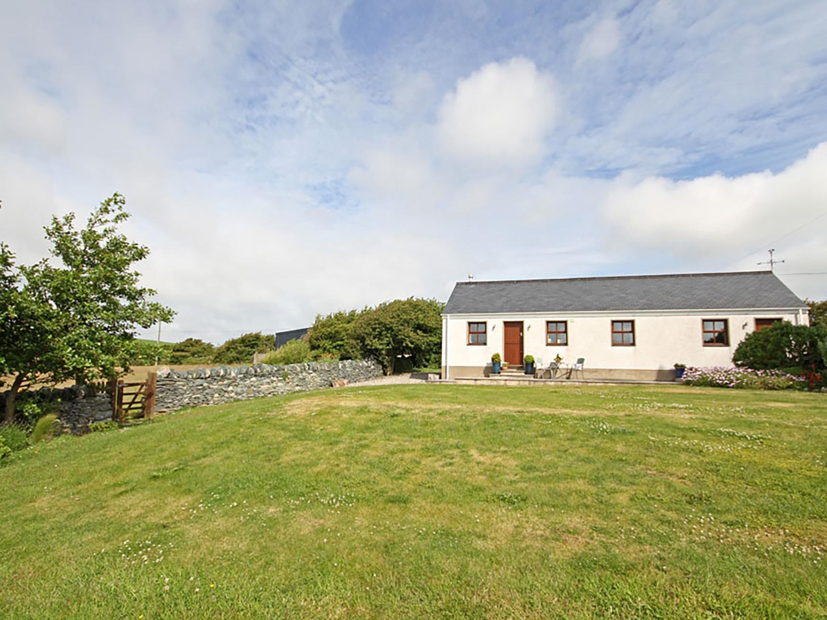 Holiday Cottage Reviews for Y Beudy - Cottage Holiday in Llanynghenedl, Isle Of Anglesey