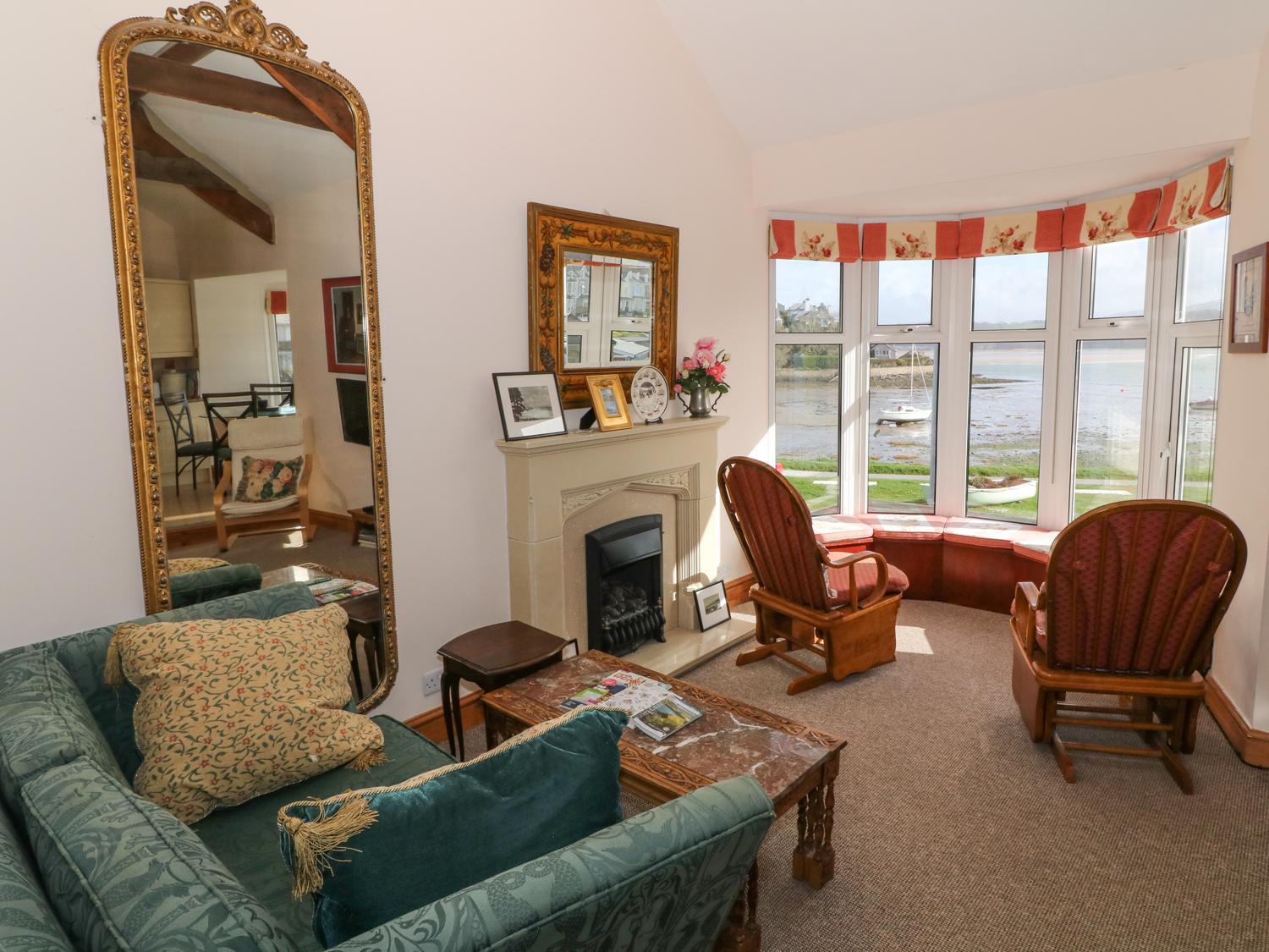 Holiday Cottage Reviews for Bay View Apartment - Cottage Holiday in Porthmadog, Gwynedd