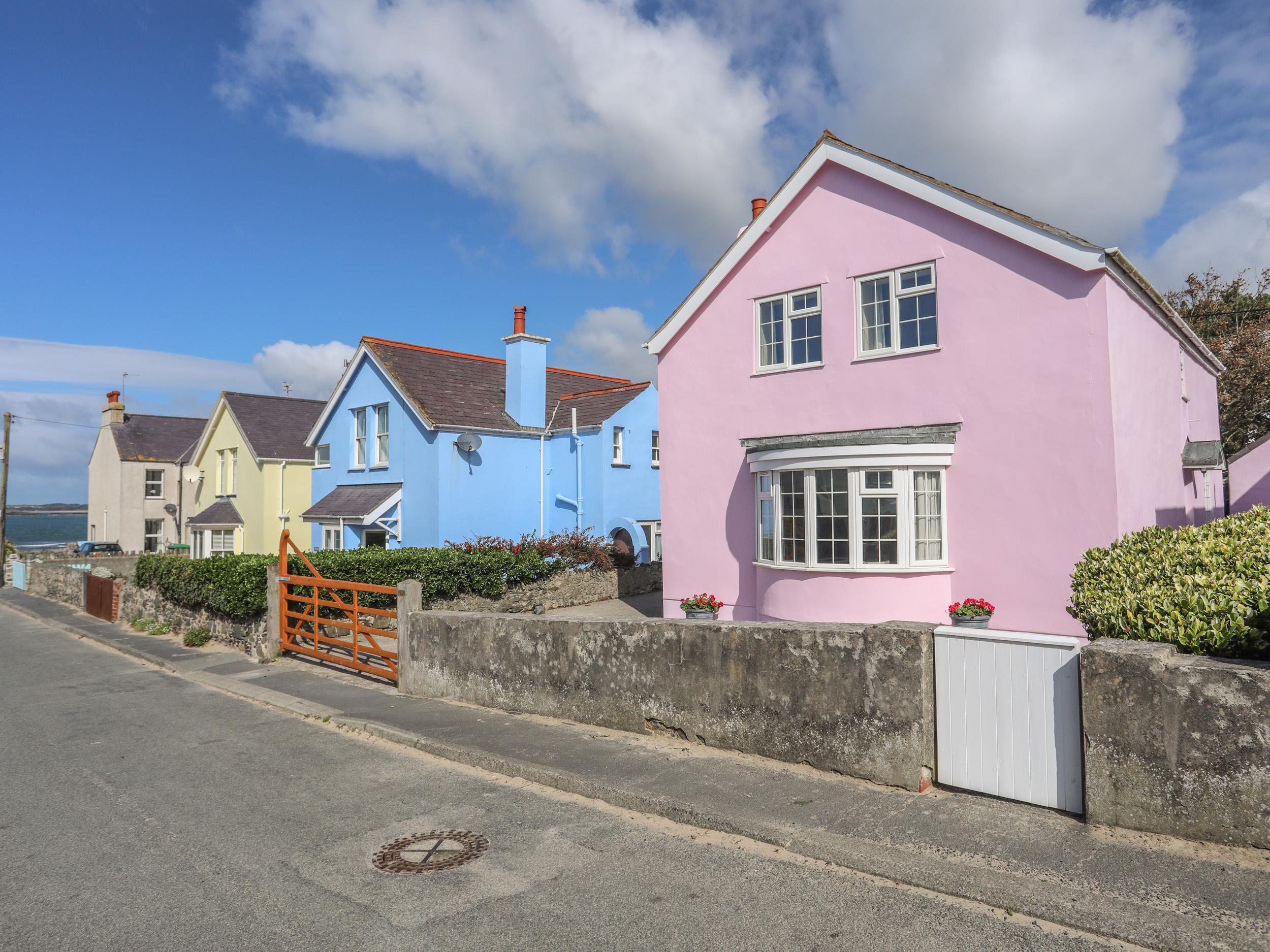 Holiday Cottage Reviews for The Pink House - Self Catering Property in Rhosneigr, Isle Of Anglesey