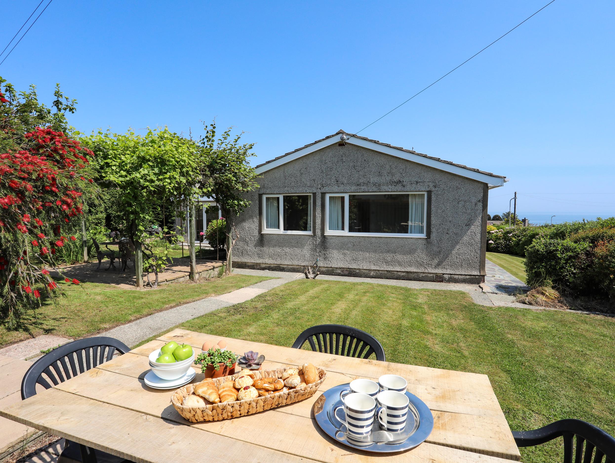 Holiday Cottage Reviews for Ty Bedw - Cottage Holiday in Benllech, Isle of Anglesey