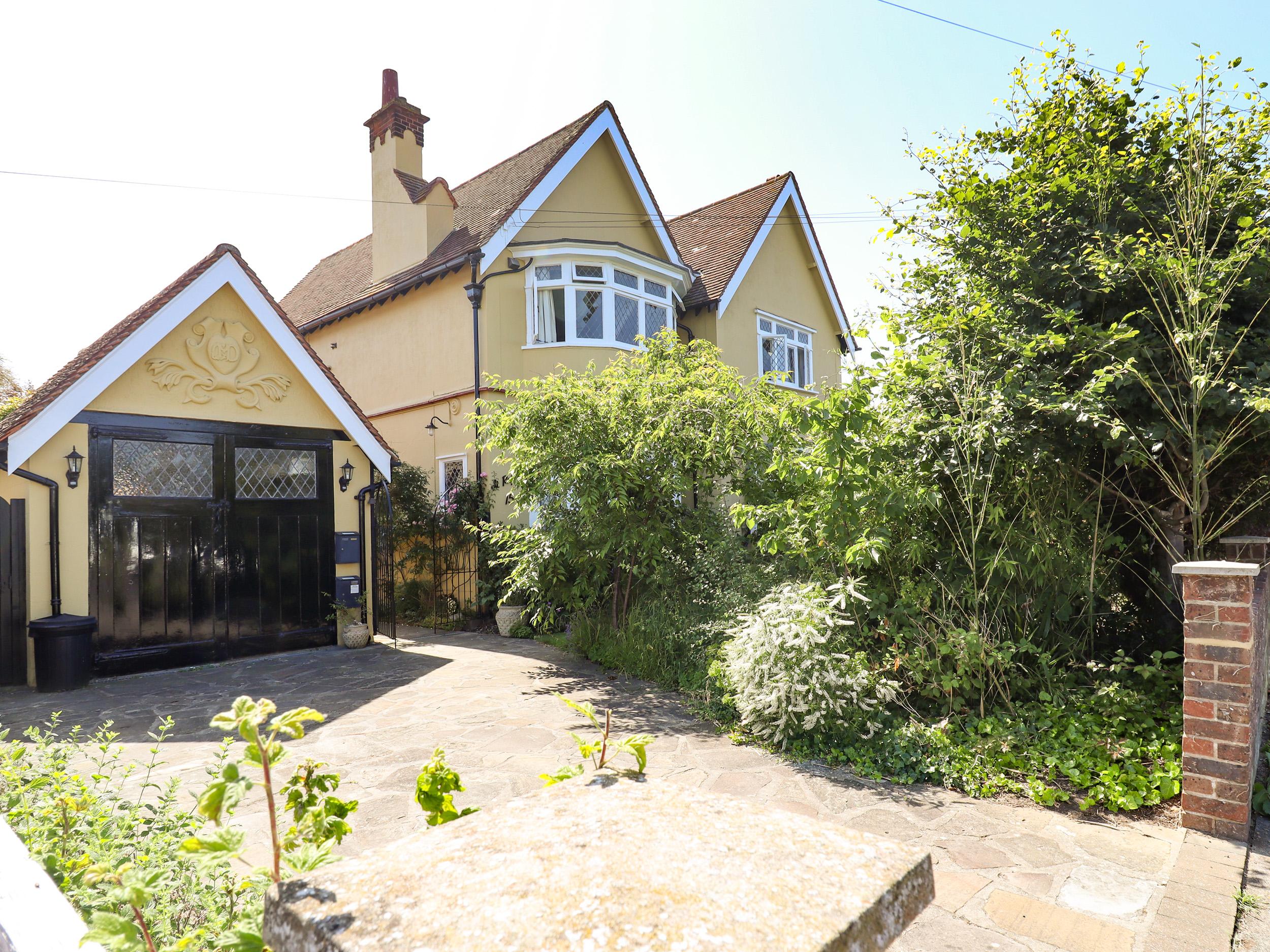 Holiday Cottage Reviews for Yellow House on the Corner - Self Catering Property in Clacton On Sea, Essex