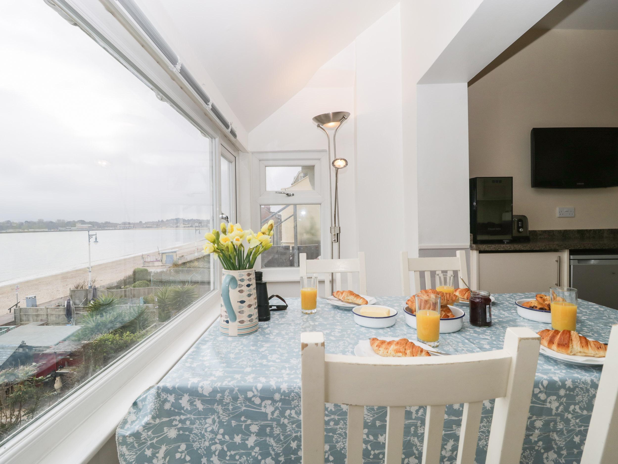 Holiday Cottage Reviews for Grandview - Holiday Cottage in Weymouth, Dorset