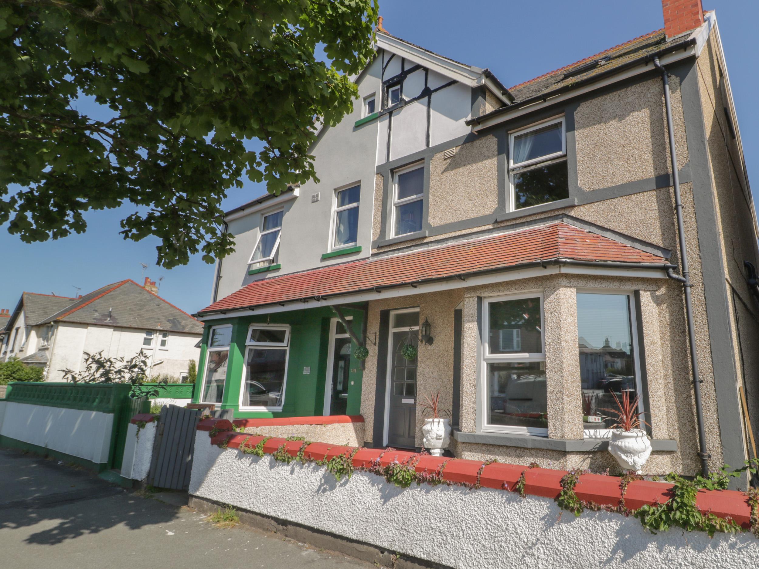 Holiday Cottage Reviews for 131 Trinity Avenue - Cottage Holiday in Llandudno, Conwy
