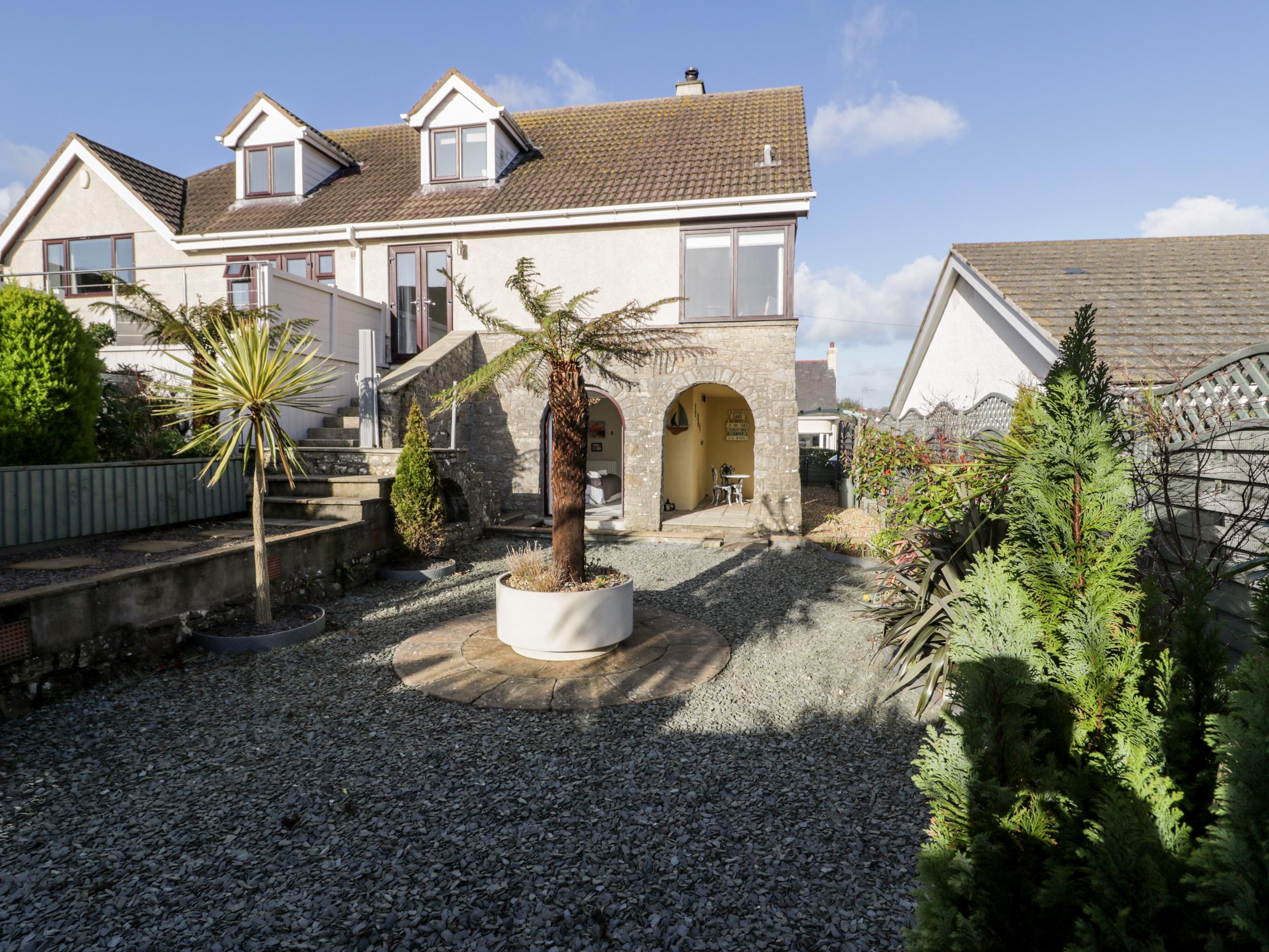 Holiday Cottage Reviews for The Chalet - Holiday Cottage in Benllech, Isle of Anglesey