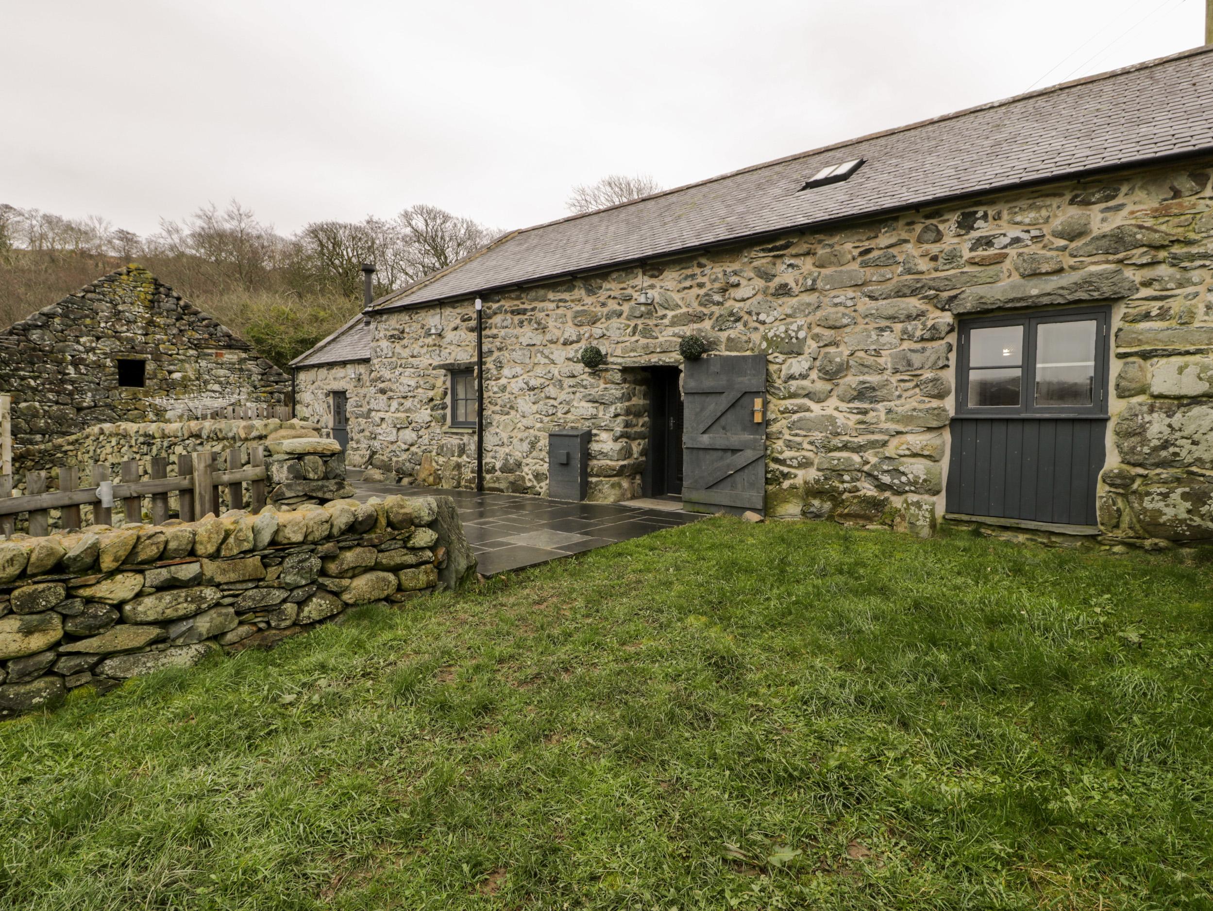 Holiday Cottage Reviews for Beudy Bach - Self Catering in Llanbedr, Gwynedd
