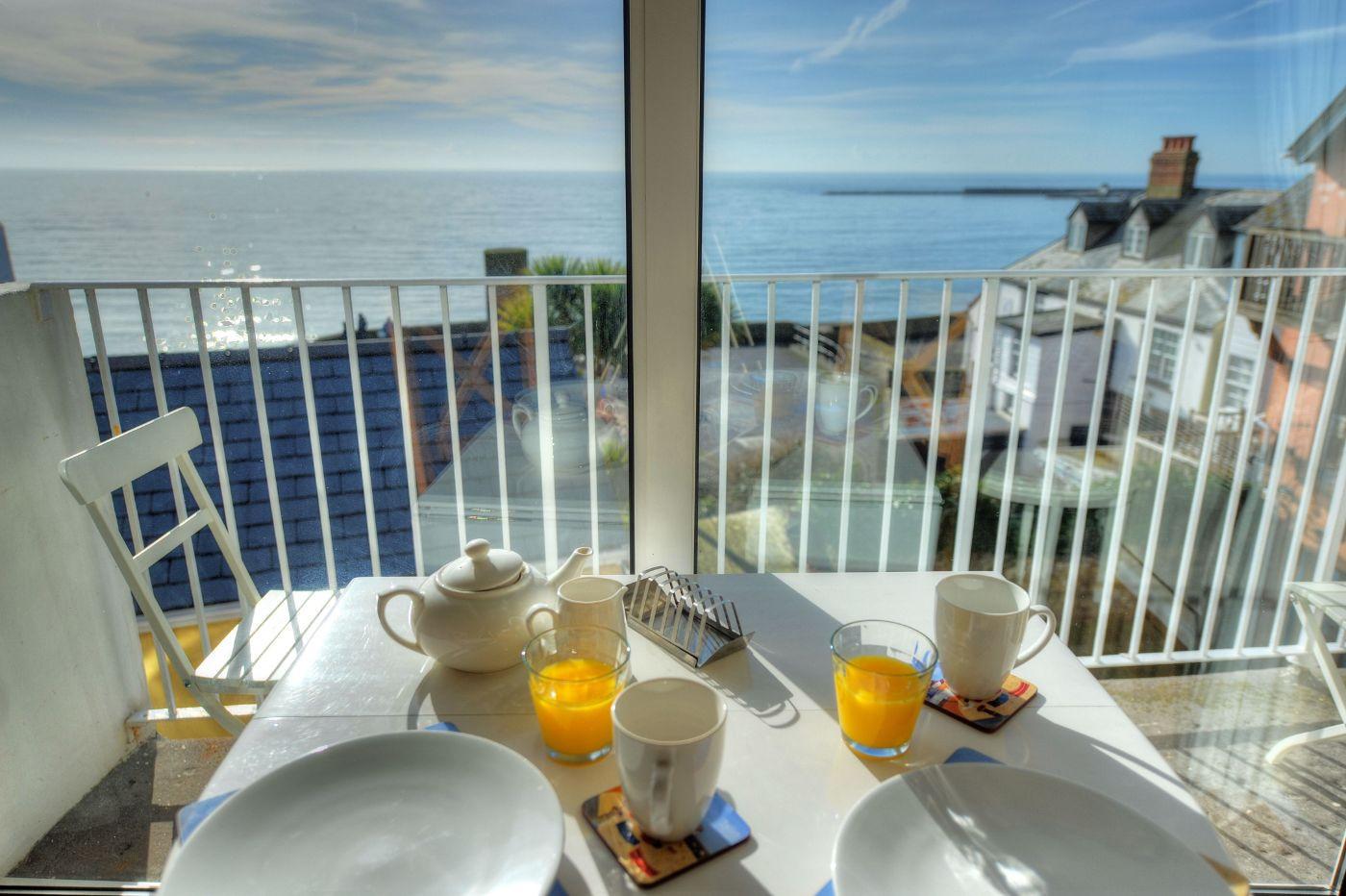 Holiday Cottage Reviews for 6 Bay View Court - Cottage Holiday in Lyme Regis, Dorset