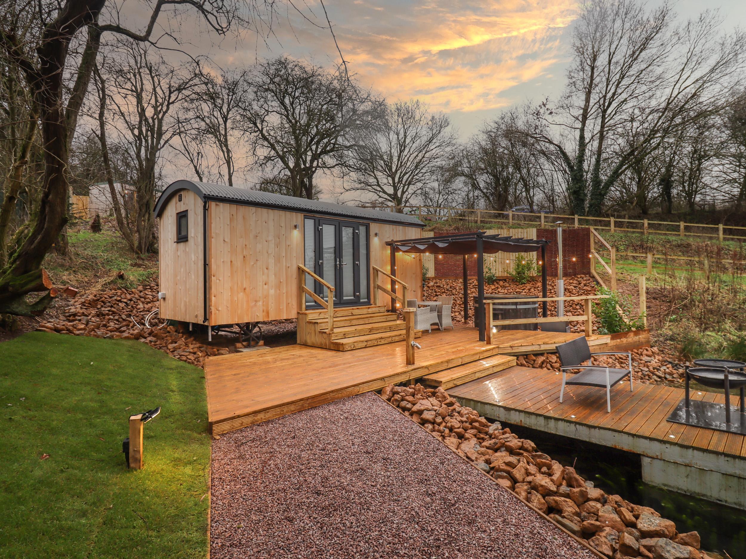 Holiday Cottage Reviews for The Shepherds Hut at Bridge Lake Farm & Fishery - Self Catering in Banbury, Oxfordshire