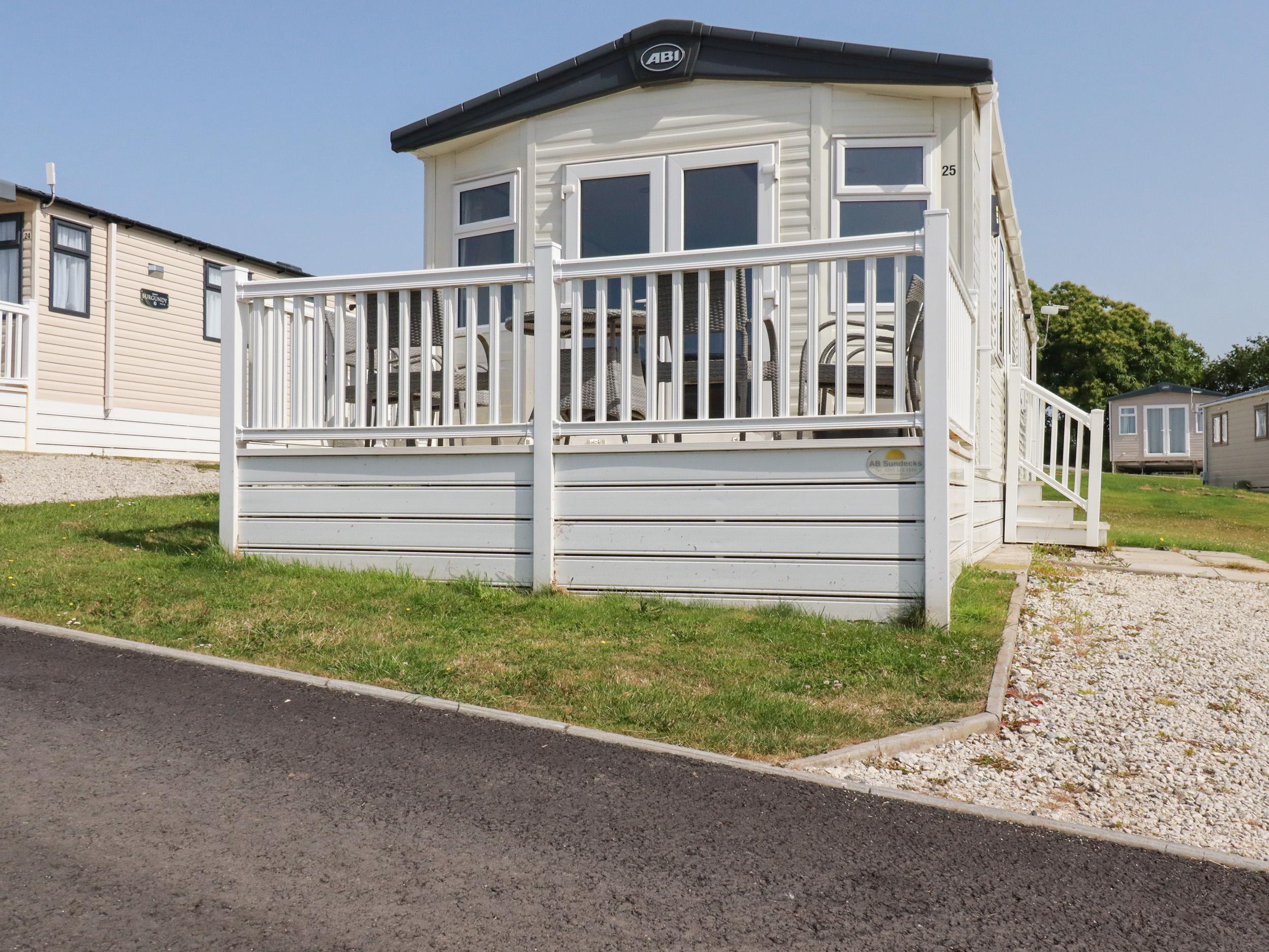 Holiday Cottage Reviews for Finch 25 - Meadow Lakes Holiday Park - Self Catering in Saint Austell, Cornwall Inc Scilly