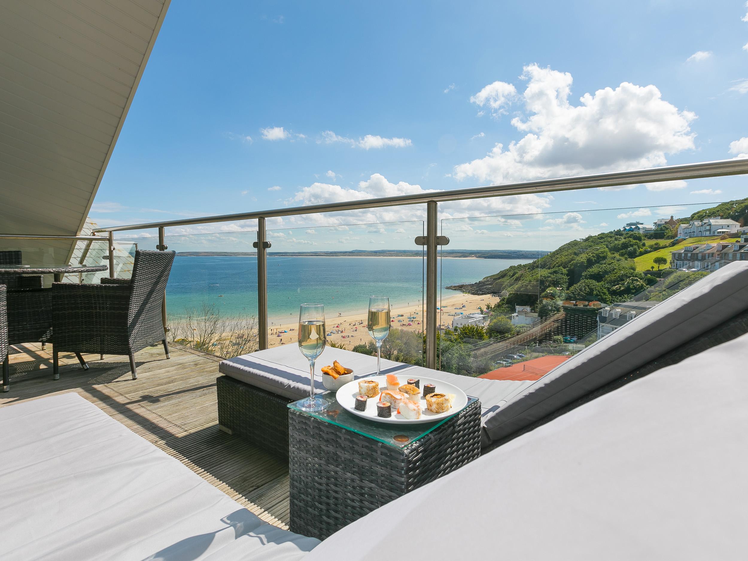 Holiday Cottage Reviews for Porthminster Penthouse - Cottage Holiday in St Ives, Cornwall Inc Scilly
