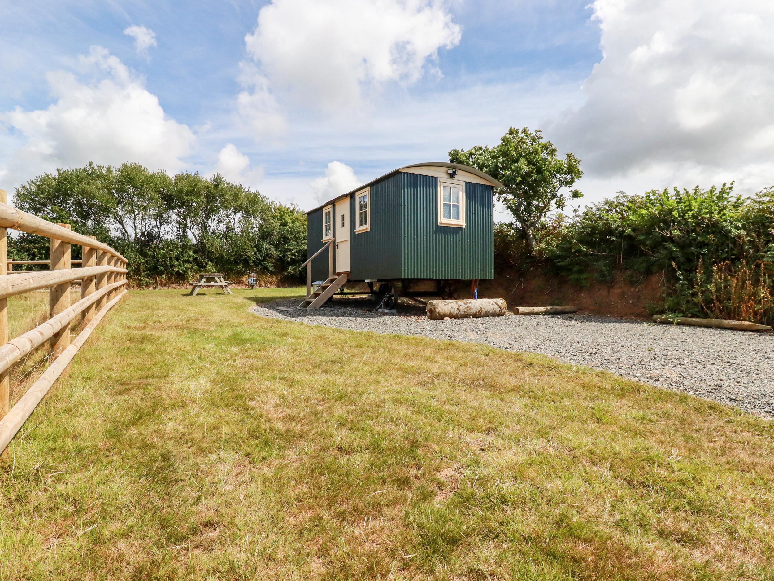 Holiday Cottage Reviews for Cornerpark Shepherds Hut - Self Catering in Bude, Cornwall Inc Scilly