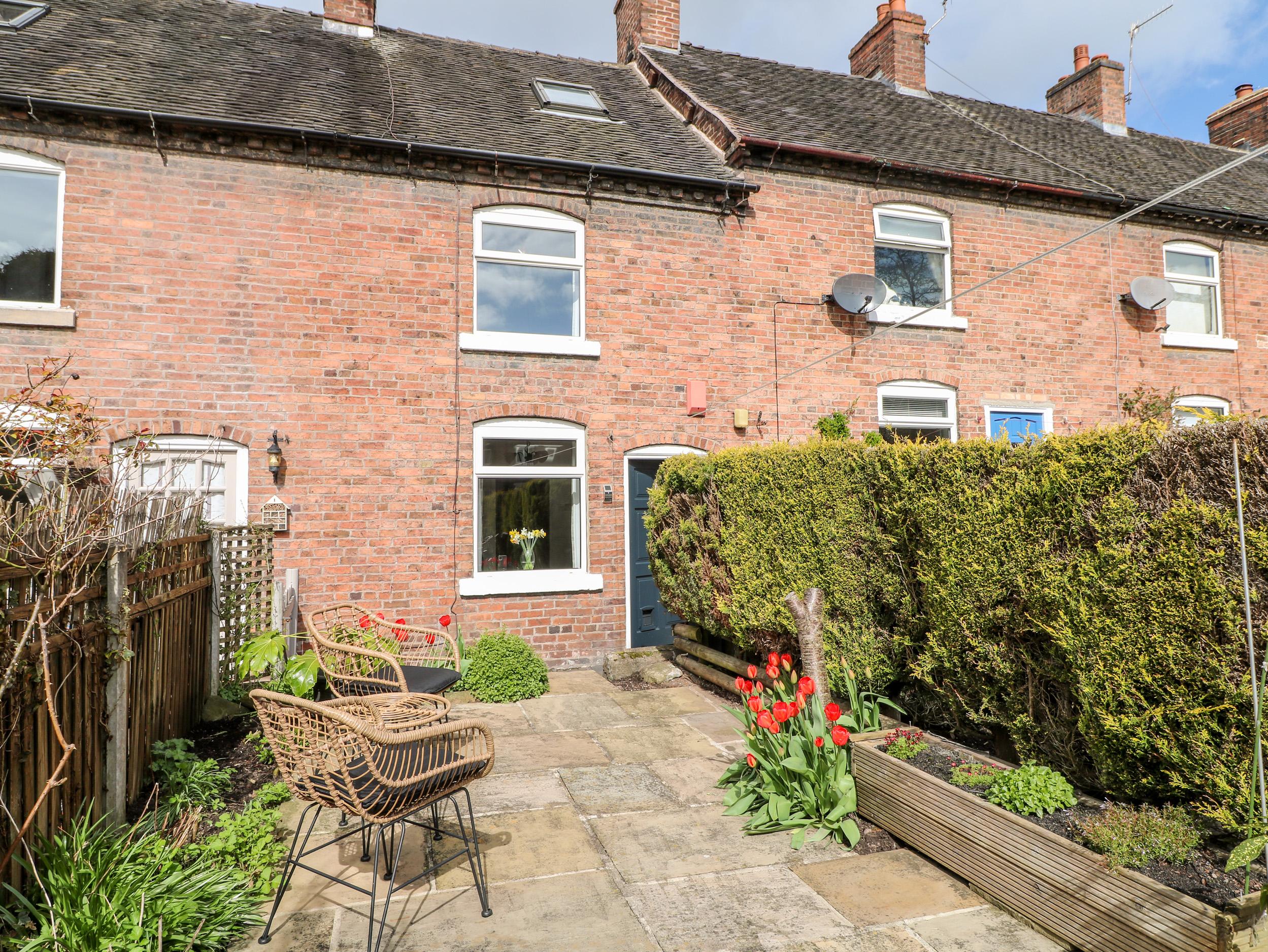 Holiday Cottage Reviews for 13 The Square - Holiday Cottage in Oakamoor, Staffordshire